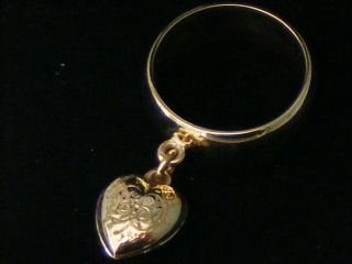 An Rare Vintage 9ct Gold Ring With A Patterned Heart Charm Size:n.  6.  1gm H/m
