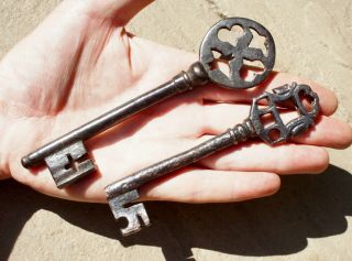 Two rare 17th century French wrought iron keys 3