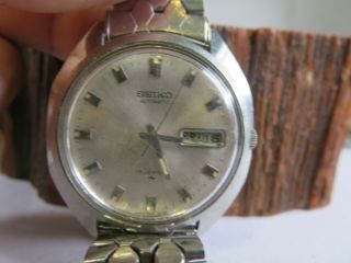 Vintage Seiko Silver Dial Vintage Automatic 7006 - 8100 Mens 40 Mm Watch Rp1