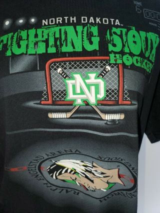 Und Fighting Sioux Ralph Arena Hockey T - Shirt Size M