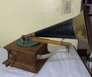 Victor Talking Machine Phonograph With Horn Type E