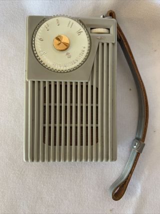 Vintage Hitachi Transistor 6 Portable Hand Held Radio