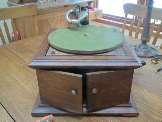 Vintage Victor Vv - V1 Table Top,  Oak Case,  Hand Crank,  78 Rpm Record Player - Runs