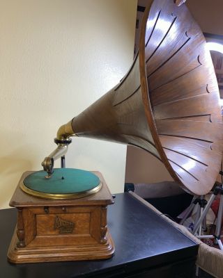 Columbia Graphophone Phonograph With Wooden Horn