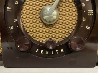 VINTAGE 1950 ' S ZENITH BAKELITE TABLE RADIO MODEL H723 7HO4 AM/FM TUBE 3