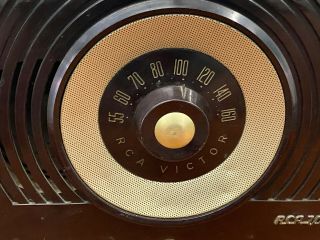 Vintage RCA Victor Model X - 551 Bakelite Tube AM Radio 2