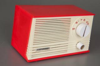 Vintage 1960s Mid Century Red Coronado 8253a 5 Tube Radio