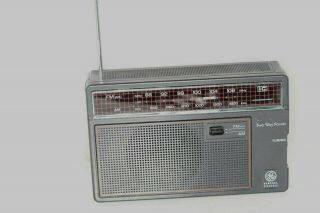 Vintage General Electric Ge Model 7 - 2660d Portable Am Fm Radio