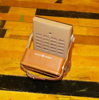 Vintage 60 ' s General Electric Sportmate portable AM/FM radio with leather case 2