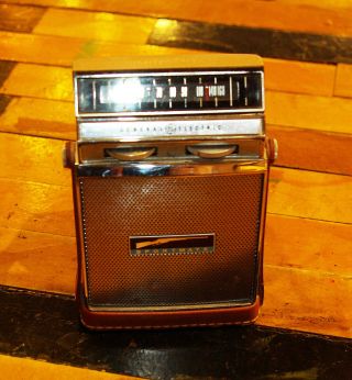 Vintage 60 ' s General Electric Sportmate portable AM/FM radio with leather case 3