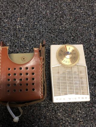 Vintage Rca Victor Portable Trasistor Am Radio With Case