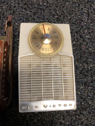VINTAGE RCA VICTOR PORTABLE TRASISTOR AM RADIO WITH CASE 2