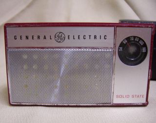 Vintage Red General Electric Ge Solid State Am Transistor Pocket Radio P - 1760
