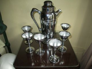 Vintage Chrome Art Deco Cocktail Shaker And 4 Goblets Cocktail / Martini Set 2
