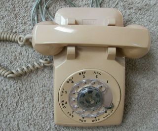 Vintage Itt Rotary Dial Desk Phone In Beige / Tan - And Looks Great