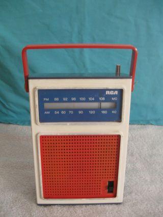 Vintage Rca Portable Red,  White,  Blue Am/fm Transistor Radio Ac/battery Rzm 159z