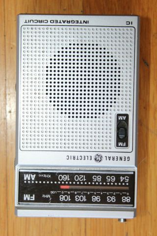 General Electric 7 - 25820 Am Fm Radio Portable Integrated Circuit Handheld Radio