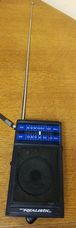 Vintage REALISTIC Handheld AM FM Pocket Transistor Radio Model 12 - 724 2