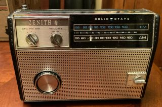 Zenith Model R75y2 Portable Transistor Radio 1970s