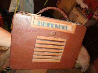 Emerson Radio And Phonograph Corp Bakelite Vintage Portable Tube Radio In Case