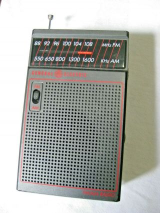 Vintage General Electric Ge Portable Handheld Am/fm Radio 7 - 2582g