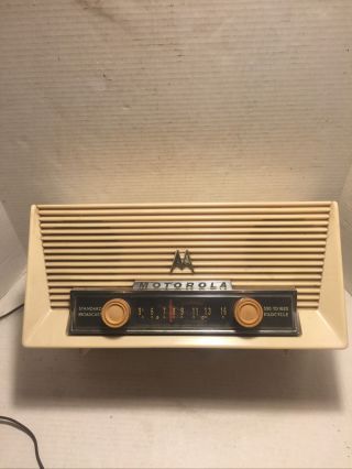 Vintage Motorola 56x Table Top Am Tube Radio Mid Century Retro Off White
