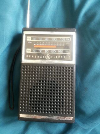 Vintage General Electric Ge Portable Handheld Am/fm Radio 7 - 2500a