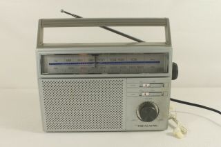 Realistic 12 - 717 Am/fm Portable Radio.  (ref C 977)