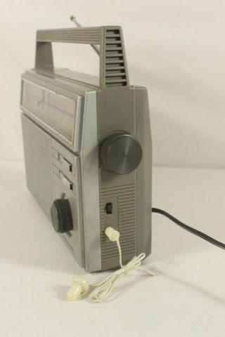 REALISTIC 12 - 717 AM/FM portable radio.  (ref C 977) 3