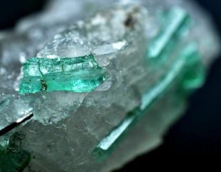 68.  85 Ct F/terminated Transparent Green Emerald Crystals On Quartz Specimen @pak