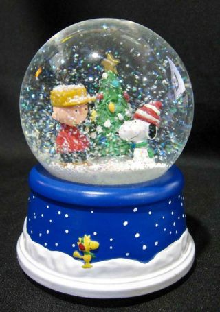 Hallmark Peanuts 50th Anniversary Musical Christmas Snow Globe 6 " Snoopy Charlie
