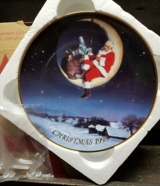 1998 Avon " Greetings From Santa " Christmas Collector Plate
