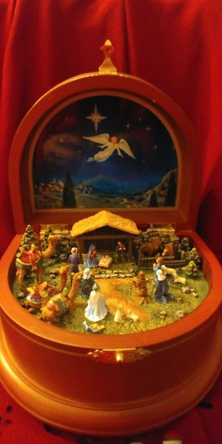 The Danbury Nativity Scene " The Nativity Music Box " Plays Silent Night