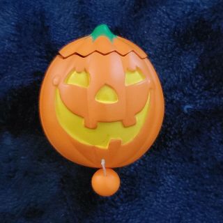Hallmark Pin Halloween Vintage Wind Up Pumpkin Pop Up Cat Black 2.  5 " X 2 "