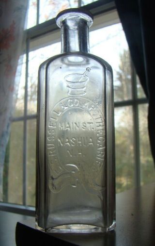 Antique E.  S.  Russell & Co.  Apothecaries - Main St.  - Nashua,  N.  H.  Medicine Bottle