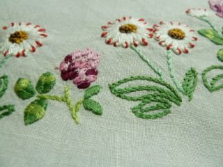 Vintage Hand Embroidered Linen Tablecloth Daisies & Red Clover Central Ring