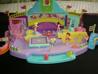 1999 Polly Pocket Magnetic Floor Gymnastic Turnfest Playset.  With 4 Figures