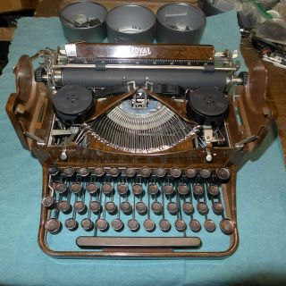ANTIQUE RARE ROYAL TYPEWRITER MODEL P WITH THE MUCH SOUGHT AFTER VOGUE TYPE 4