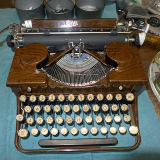 ANTIQUE RARE ROYAL TYPEWRITER MODEL P WITH THE MUCH SOUGHT AFTER VOGUE TYPE 5
