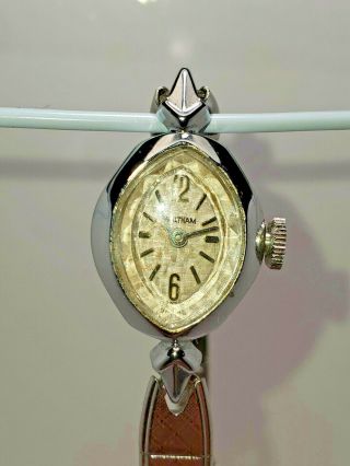 Vintage Ladies Waltham Silver Tone Oval Shape Swiss Made Wristwatch