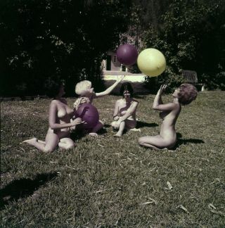 Bunny Yeager 1960s Pin - Up Color Transparency 4 Nude Models Playing With Balloons