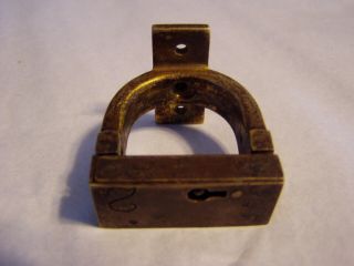 RARE ANTIQUE SOLID BRASS WALL MOUNT CURVED PADLOCK FOR POOL / BILLIARD CUE & KEY 2