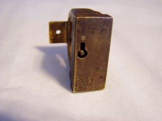 RARE ANTIQUE SOLID BRASS WALL MOUNT CURVED PADLOCK FOR POOL / BILLIARD CUE & KEY 3