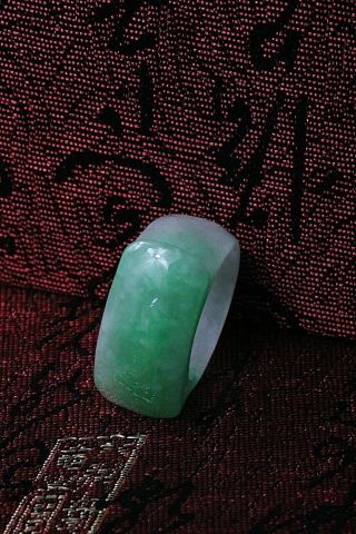 Chinese,  jade saddle ring of a good colour size - T - 2