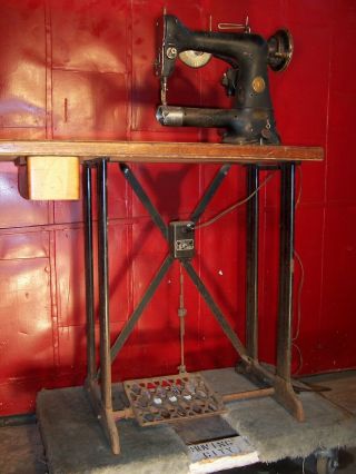 Rare Unusual Model 177 - 2 Antique Singer Sewing Machine Barber Shop Model & Table