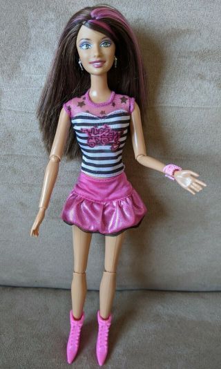 Barbie Fashionistas Wave 1 Sassy Doll Teresa Articulated Brunette Earrings