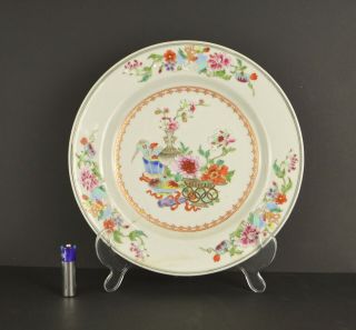 AN 18TH CENTURY CHINESE FAMILLE ROSE PORCELAIN PLATE WITH PRECIOUS OBJECTS 2