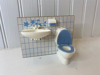VINTAGE Lundby Dollhouse Blue Tile Bathroom Toilet Sink Toilet Paper 1:16 2