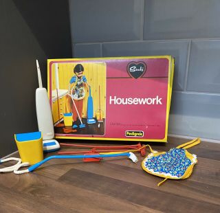 Sindy Cleaning Set And Box.  Vintage 1980’s.  Housework 44422