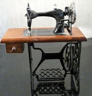 Vintage Sewing Machine 1:12 Dollhouse Miniature